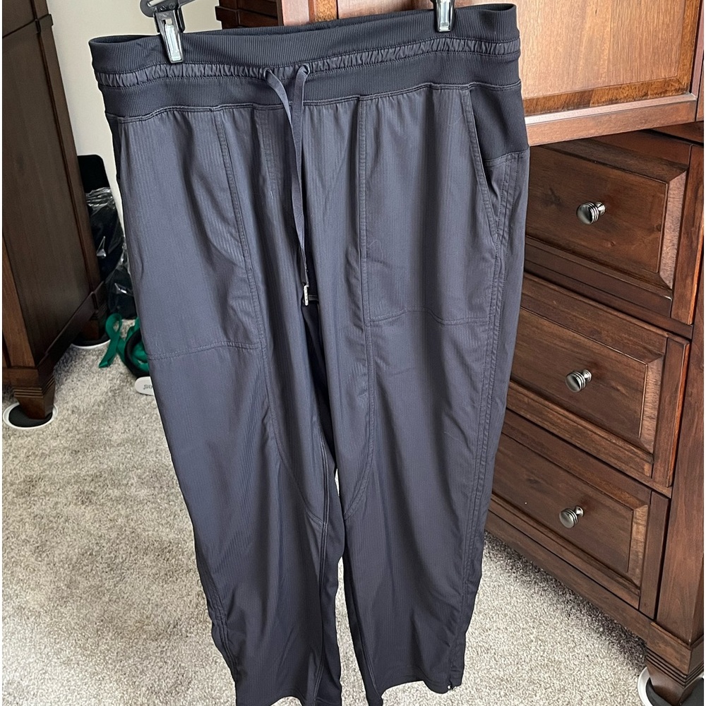 LULULEMON BEYOND THE STUDIO CROPS  SZ.10. BLACK